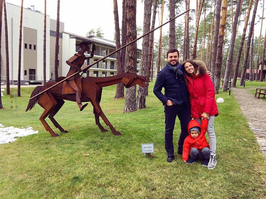 Ведущий шоу &quot;Холостяк&quot; подарил жене на день рождения семейный уикенд